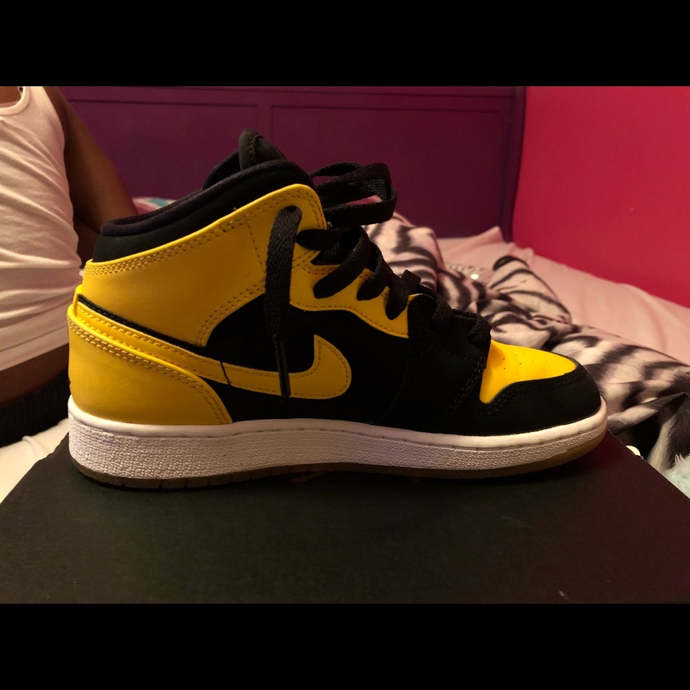 Jordan 1 mid one Love